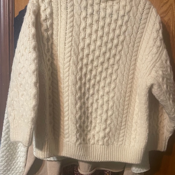 A chunky cream sweater to go with anything.  100% wool from Ireland. Vintage - Picture 3 of 6